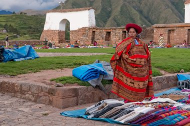 Chinchero, Peru - 9 Mart 2015: Yerel Pazar Chinchero, Peru