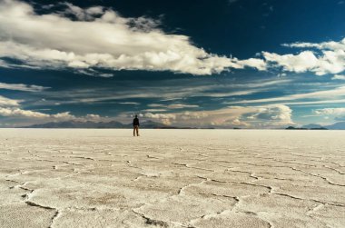salar de uyuni Bolivya, insan yürüyor