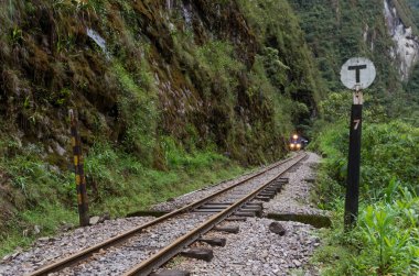 Tren bağlantı Cusco ve Peru'daki Machu Picchu