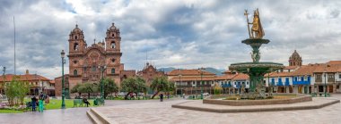 Cusco, Peru-Mart 17, 2015: Inca çeşme üzerinde Plaza de Armas: Cusco, Peru