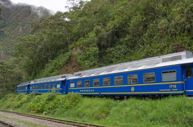 Aguas Calientes, Peru - 14 Mart 2015: Cusco ve Peru'daki Machu Picchu bağlarken tren