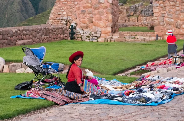 Chinchero Peru March 2015 Peruvian Women Dressed Traditional Clothes Local — Stock Photo, Image