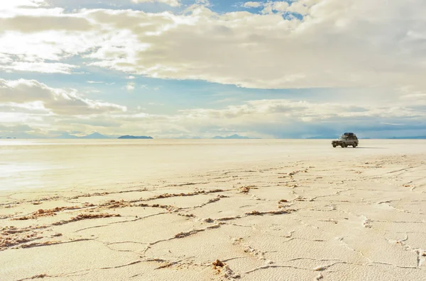 Turist Jeep Salar Uyuni Kullanıyor Bolivya — Stok fotoğraf