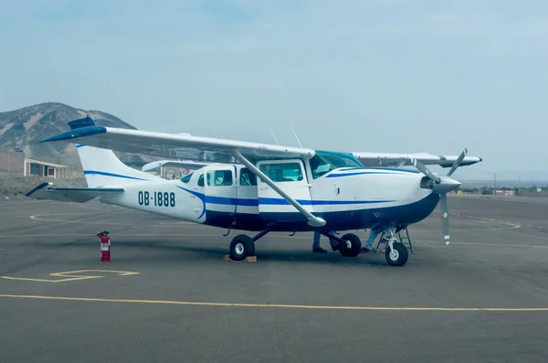 纳斯卡 2015年4月 秘鲁纳斯卡机场的旅游轻型飞机 — 图库照片