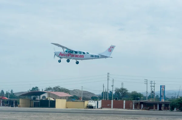 Nazca Peru April 2015 Turist Lätta Flygplan Flygplatsen Nazca Peru — Stockfoto