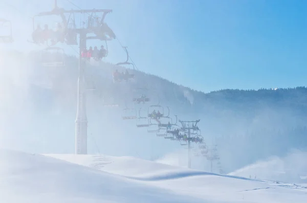 Boekovel Oekraïne Dec 2015 Skiërs Snowboarders Een Skilift Boekovel Boekovel — Stockfoto