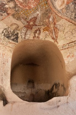 Kapadokya - 29 Nisan 2016: Kilise, üç haçlar Cappadocia, Orta Anadolu, Türkiye, Unesco Dünya Mirası Rose vadide erken Ortodoks Hıristiyan fresk ile 