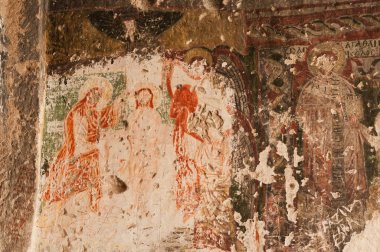 Kapadokya - 29 Nisan 2016: Yok edilen iç Kilisesi haçlar üç, Kapadokya, Unesco Dünya Mirası Rose vadide erken Ortodoks Hıristiyan fresk ile