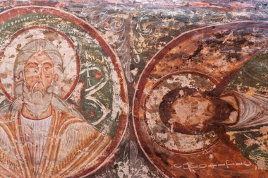 Kapadokya - 29 Nisan 2016: Yok edilen iç Ayvali kilise Cappadocia, Orta Anadolu, Türkiye, Unesco Dünya Mirası Rose vadide erken ortodox Hıristiyan fresk ile