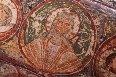 Kapadokya - 29 Nisan 2016: Yok edilen iç Ayvali kilise Cappadocia, Orta Anadolu, Türkiye, Unesco Dünya Mirası Rose vadide erken ortodox Hıristiyan fresk ile