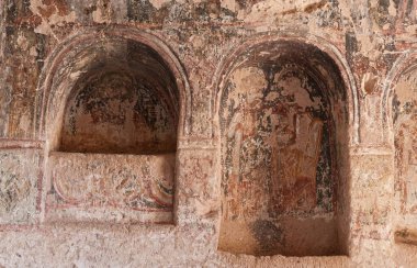 Kapadokya - 29 Nisan 2016: Yok edilen iç Ayvali kilise Cappadocia, Orta Anadolu, Türkiye, Unesco Dünya Mirası Rose vadide erken ortodox Hıristiyan fresk ile