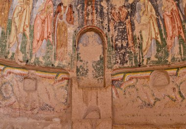 Kapadokya - 29 Nisan 2016: Kilise Rose Valley Kapadokya'da erken Ortodoks Hıristiyan fresk ile. Hacli Kilisesi (kilise ile çapraz), Türkiye, UNESCO Dünya Miras Listesi