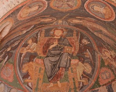 Kapadokya - 29 Nisan 2016: Kilise Rose Valley Kapadokya'da erken Ortodoks Hıristiyan fresk ile. Hacli Kilisesi (kilise ile çapraz), Türkiye, UNESCO Dünya Miras Listesi