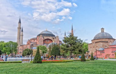 Istanbul, Türkiye - 20 Nisan 2016: Ayasofya Müzesi (Ayasofya) ve Çeşme görünümü, Istanbul, Türkiye