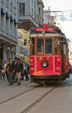 Istanbul, Türkiye - 22 Nisan: Istanbul nostaljik tramvay üzerinde 22 Nisan 2016 yılında Istiklal Caddesi'nde, Istanbul, Türkiye.