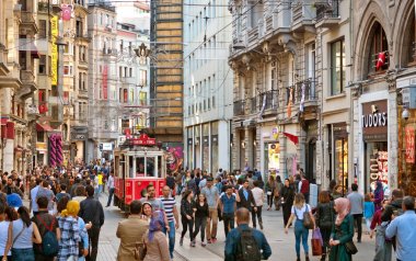 Istanbul, Türkiye - 22 Nisan: Istanbul nostaljik tramvay üzerinde 22 Nisan 2016 yılında Istiklal Caddesi'nde, Istanbul, Türkiye.