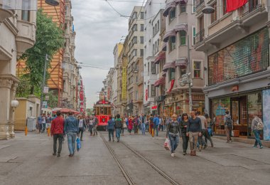 Istanbul, Türkiye - 23 Nisan: Istanbul nostaljik tramvay Istanbul, Türkiye'de 23 Nisan 2016 Istiklal caddesinde.
