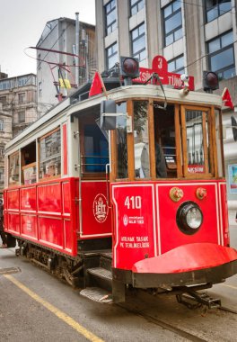Istanbul, Türkiye - 23 Nisan: Istanbul nostaljik tramvay Istanbul, Türkiye'de 23 Nisan 2016 Istiklal caddesinde.