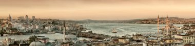 Istanbul, Türkiye - 22 Nisan 2016: Istanbul Galata Köprüsü ve Yeni Cami cami panoramik görüntü günbatımı sırasında