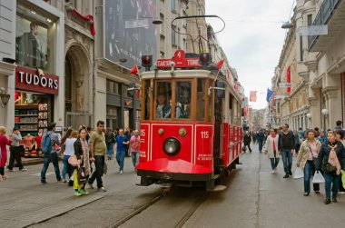 Istanbul, Türkiye - 23 Nisan: Istanbul nostaljik tramvay Istanbul, Türkiye'de 23 Nisan 2016 Istiklal caddesinde.