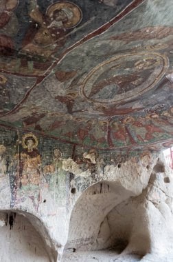 Kapadokya - 25 Nisan 2016: Yok edilen iç erken ortodox Hıristiyan fresk Ihlara Vadisi Kapadokya, Orta Anadolu, Türkiye ile Saint George Kilisesi