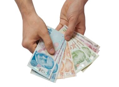 Türk Lirası para birimi, el holding beyaz bir arka plan üzerinde.