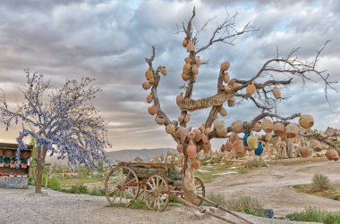 kırsal manzara, Kapadokya, Türkiye'de seramik testi ile eski arabası