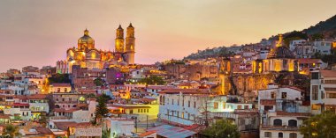 Gün batımında Taxco'da şehir Meksika Panoraması