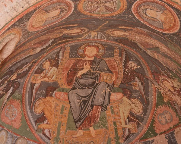 Kapadokya - 29 Nisan 2016: Kilise Rose Valley Kapadokya'da erken Ortodoks Hıristiyan fresk ile. Hacli Kilisesi (kilise ile çapraz), Türkiye, UNESCO Dünya Miras Listesi