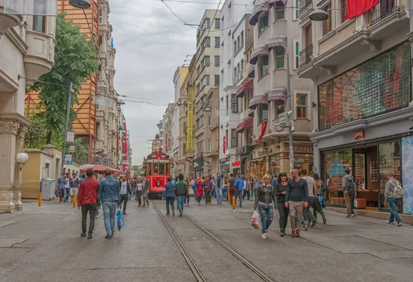 伊斯坦布尔 土耳其 4月23日 伊斯坦布尔怀旧电车轨道在 Istiklal 大道在2016年4月23日在伊斯坦布尔 土耳其 — 图库照片