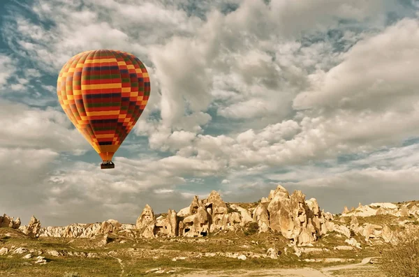 Horkovzdušný Balón Letící Nad Velkolepým Kappadokie Turecko — Stock fotografie