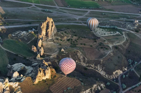 カッパドキア トルコの山の風景の上 熱気球の午前便 — ストック写真