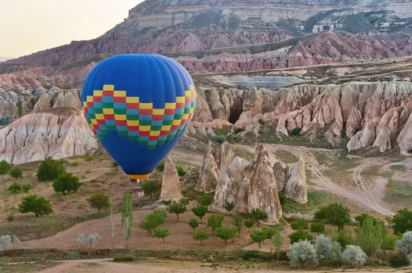 Vuelo Matutino Del Globo Aerostático Sobre Paisaje Montañoso Capadocia Turquía — Foto de Stock