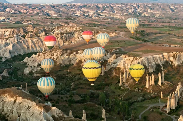 Kleurrijke Hete Lucht Ballonnen Berglandschap Cappadocië Turkije Goreme Nationaal Park — Stockfoto