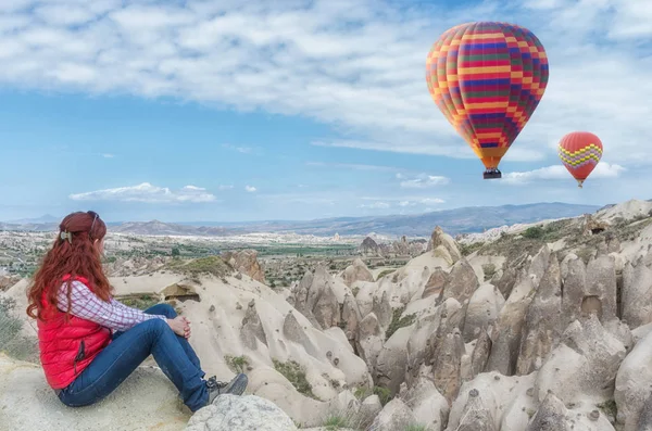 Wandelaar Genieten Van Kleurrijke Hete Lucht Ballonnen Berglandschap Cappadocië Turkije — Stockfoto