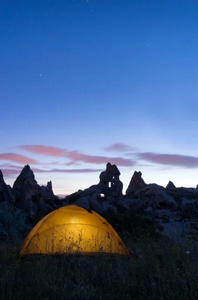Tente Jaune Sous Ciel Nocturne Paysage Montagne Cappadoce Turquie — Photo