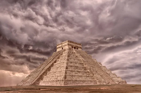 Antica Piramide Chichen Itza Contro Cielo Drammatico Tempio Kukulkan Yucatan — Foto Stock