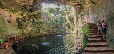 Yucatan, Meksika - 25 Ekim 2016: IK-Kil hipotermik Chichen Itza, Meksika yakınlarında