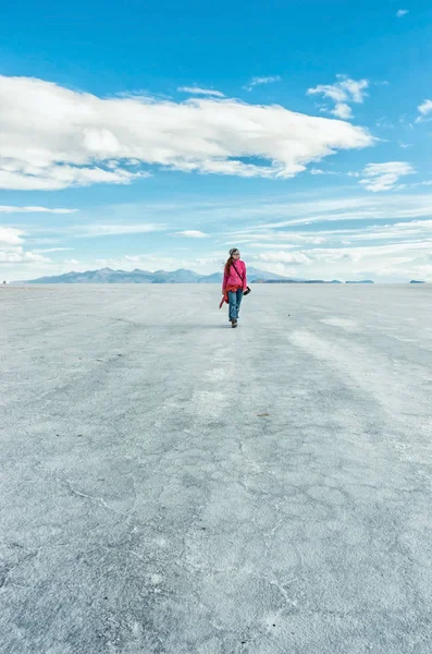 Wandelaar Loopt Salar Uyuni Bolivia — Stockfoto