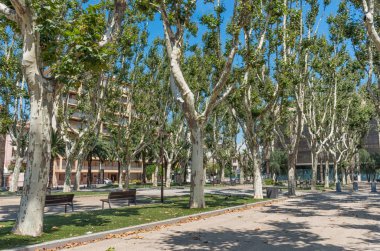 Perpignan, Fransa - 27 Temmuz 2014: Görünüm park ve street Perpignan, Fransa