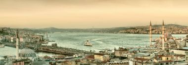 Istanbul, Türkiye - 22 Nisan 2016: Istanbul Galata Köprüsü ve Yeni Cami cami panoramik görüntü günbatımı sırasında