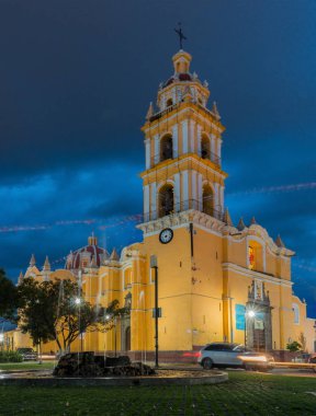 Cholula, Meksika - 11 Kasım 2016: Kilisesi, San Pedro Apostol gece Cholula, Puebla, Meksika içinde