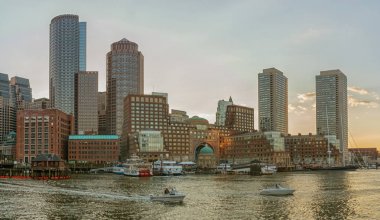 Boston, Ma, Amerika Birleşik Devletleri - 05 Ağustos 2016: Panoramik finans bölgesi ve Boston, Massachusetts, ABD limanında