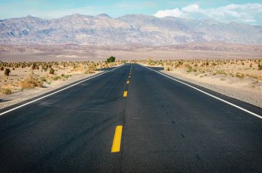 Boş yol Ölüm Vadisi Milli Parkı, ABD