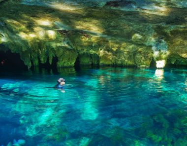 Grand hipotermik. Bu Meksika'da en ünlü cenotes biridir.