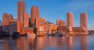 Boston, Massachusetts, Amerika Birleşik Devletleri - 6 Ekim 2016: Panoramik finans bölgesi ve liman gün batımında.