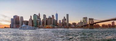 Manhattan Skyline ve New York 'taki Brooklyn Köprüsü