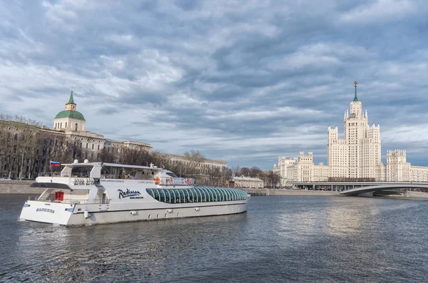 スターリン主義の高層ビル モスクワ川遊覧船 Kotelnicheskaya 堤防の建物は モスクワ ロシア連邦 2018 — ストック写真