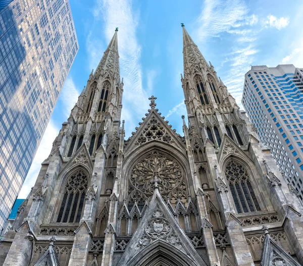 Κάτω Όψη Του Καθεδρικός Ναός Αγίου Πατρικίου Στη Νέα Υόρκη — Φωτογραφία Αρχείου