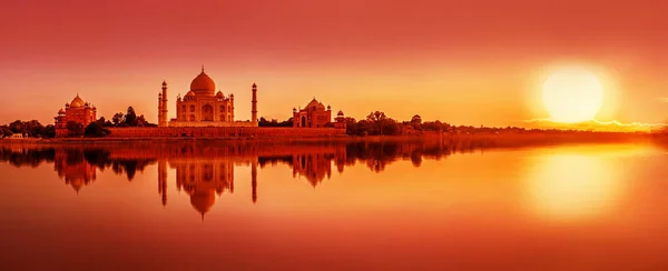 Panoramicznym Widokiem Tadź Mahal Podczas Zachodu Słońca Odzwierciedlenie Rzeki Yamuna — Zdjęcie stockowe